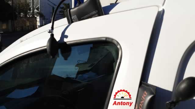 Ouverture porte voiture fermée sans clé à Antony